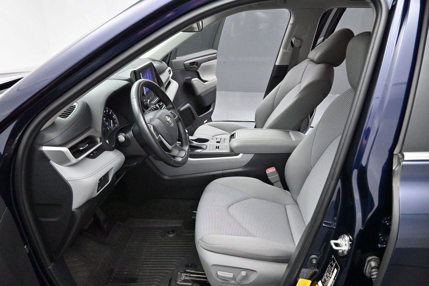 Used 2023 Toyota Highlander LE FWD image 11