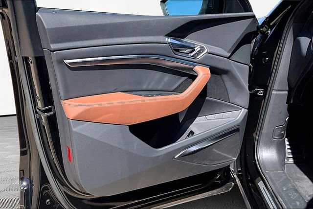 Used 2022 Audi e-tron Premium Plus w/ Premium Plus Package image 18