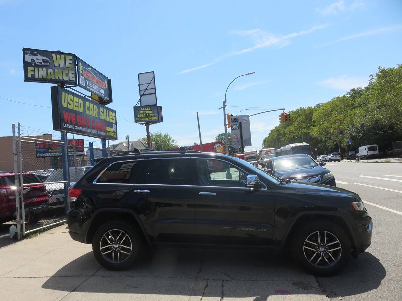 Used 2018 Jeep Grand Cherokee Limited AWD/4WD image 9