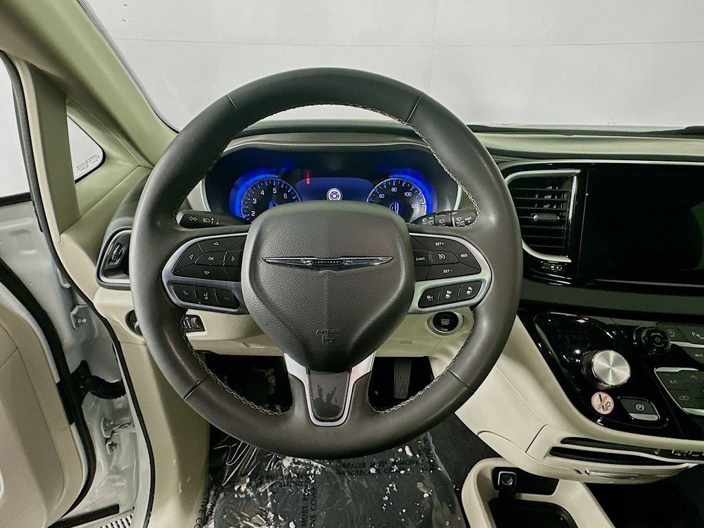 Certified 2024 Chrysler Pacifica Touring-L image 18