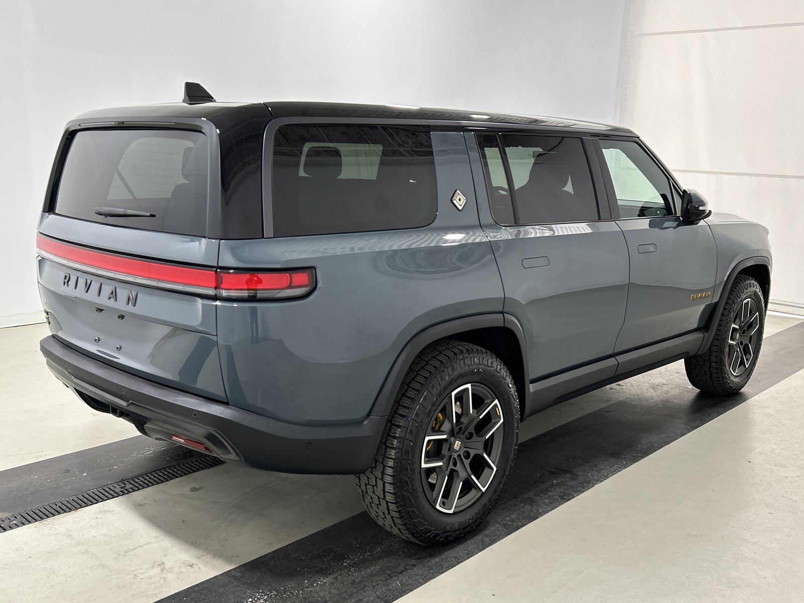 Used 2025 Rivian R1S Premium AWD/4WD image 5