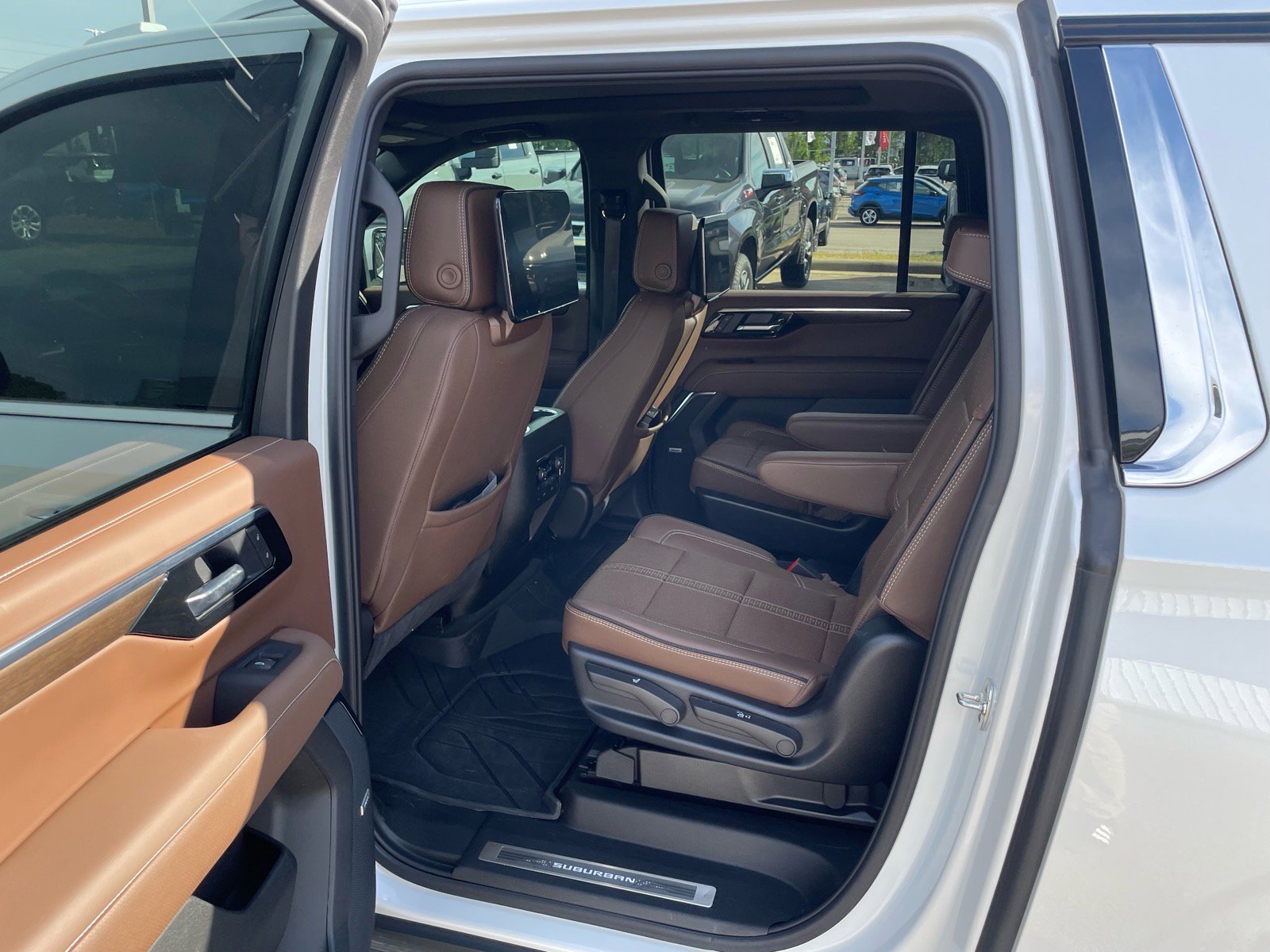 Used 2025 Chevrolet Suburban High Country image 15