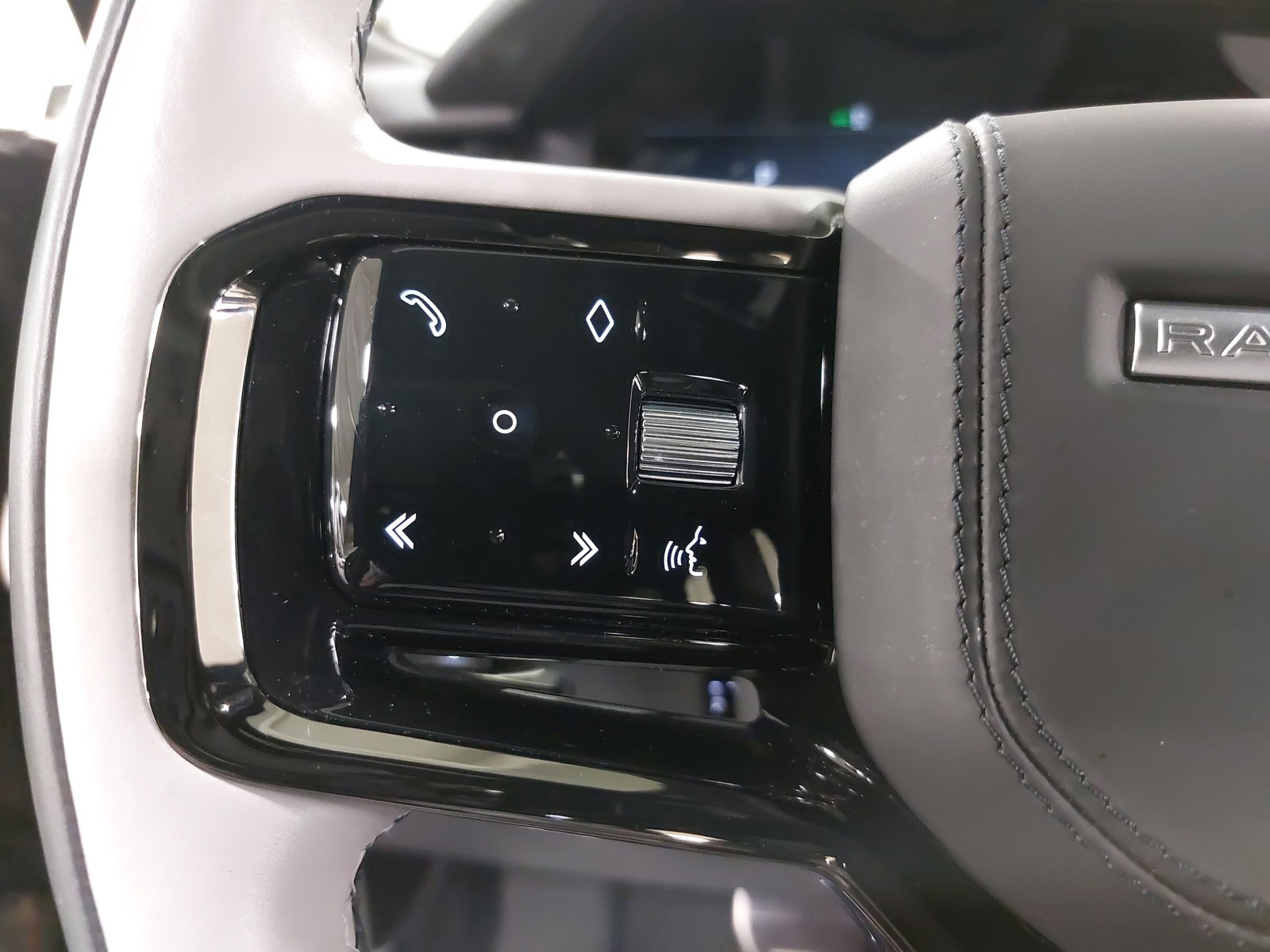 Used 2024 Land Rover Range Rover Velar Dynamic SE image 19