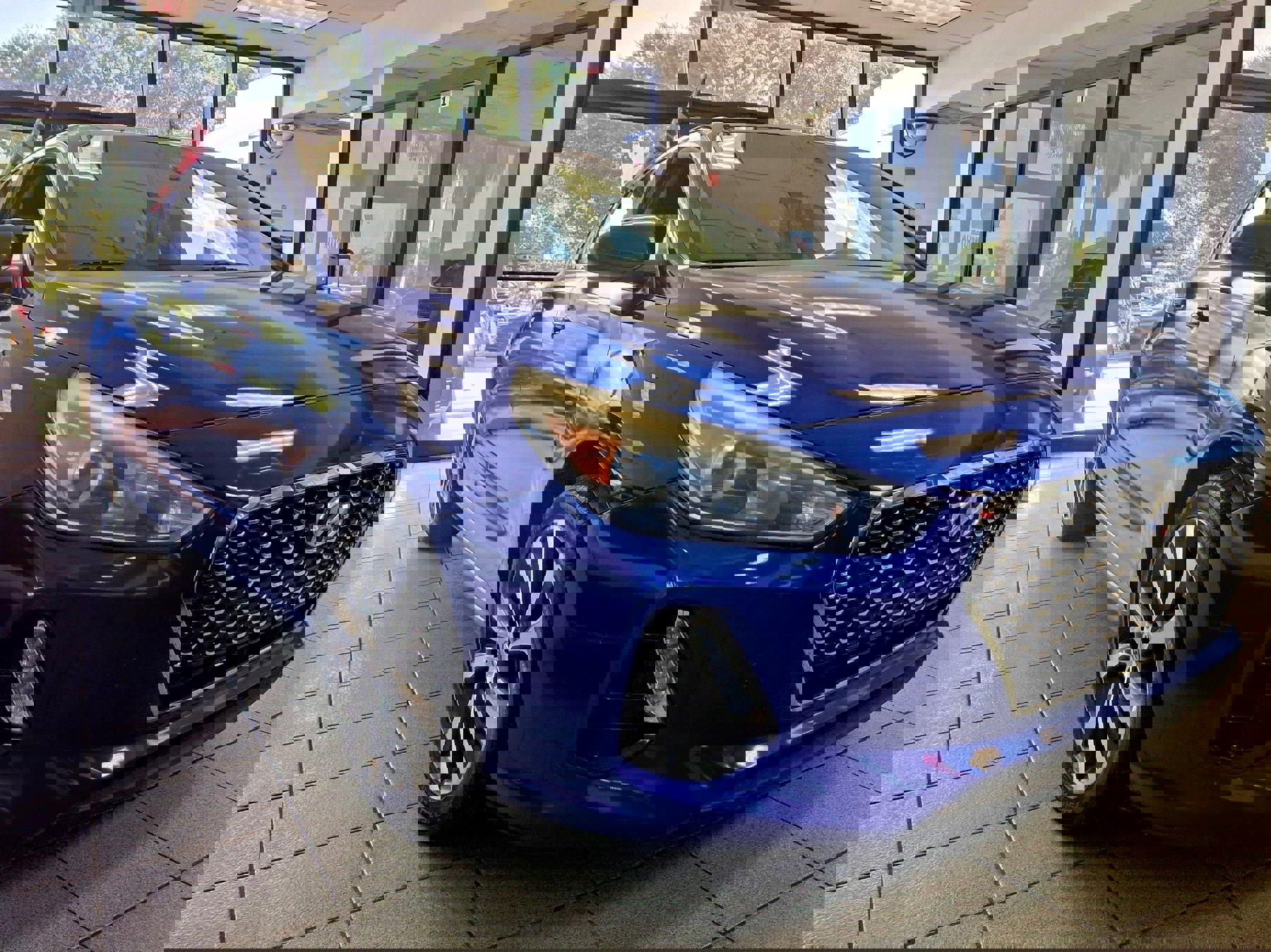 Used 2019 Hyundai Elantra GT FWD image 1