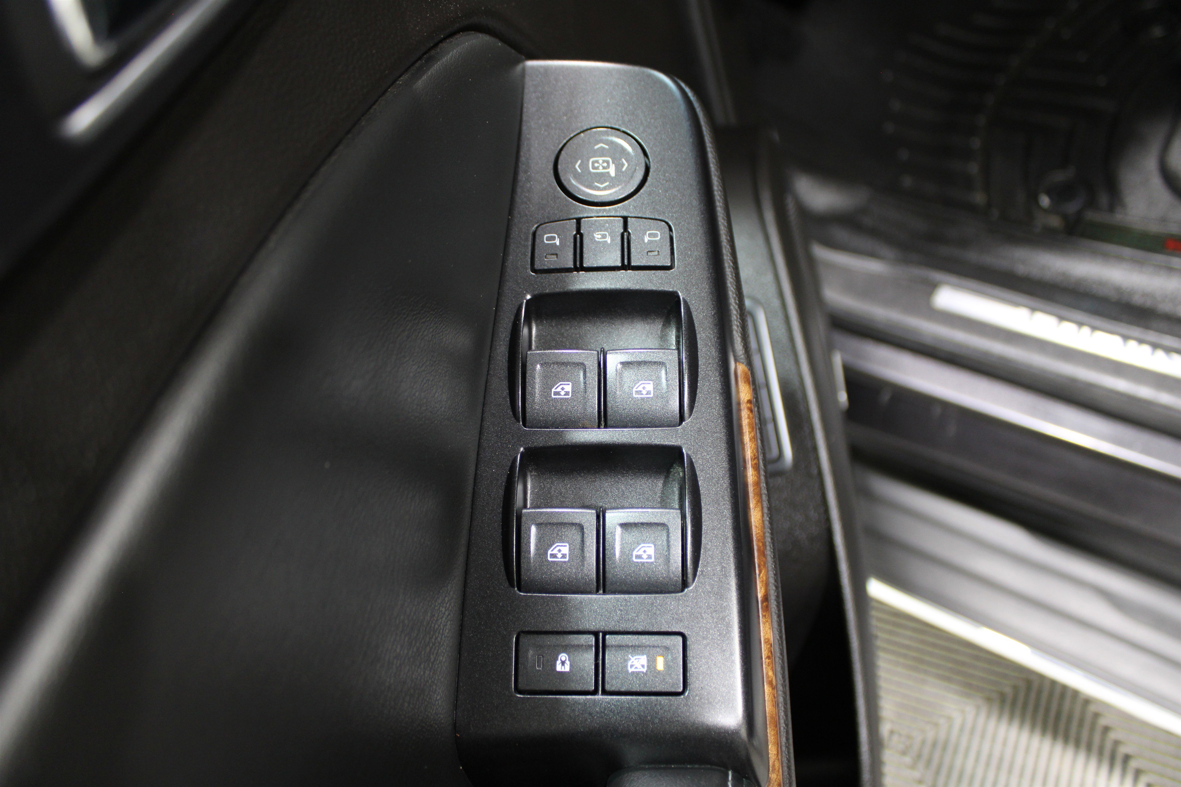 Used 2016 Chevrolet Suburban LTZ image 7