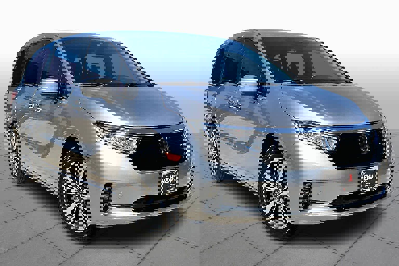 Used 2024 Honda Odyssey Touring image 3