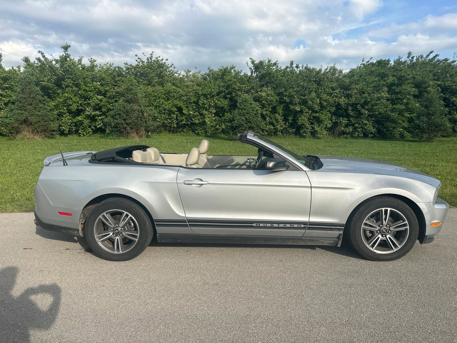 Used 2010 Ford Mustang Premium RWD image 18