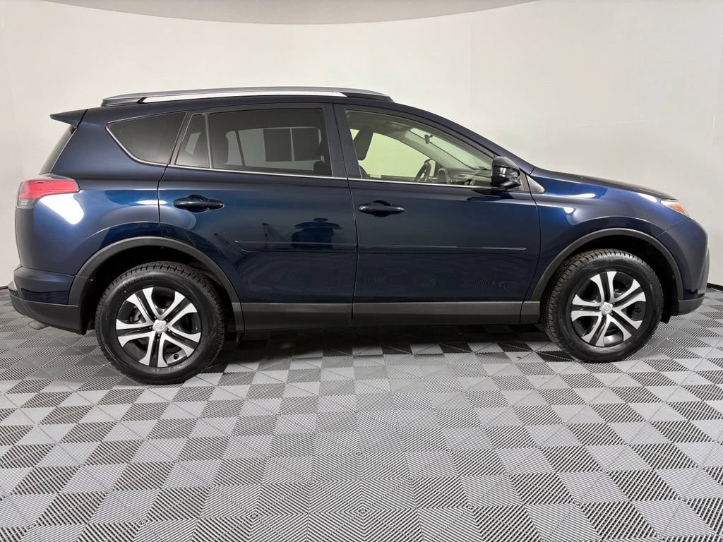 Used 2017 Toyota RAV4 LE AWD/4WD image 7