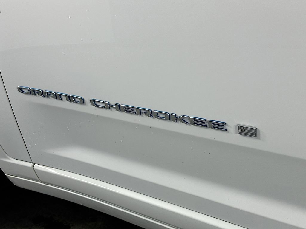 Used 2022 Jeep Grand Cherokee Overland w/ Luxury Tech Group IV AWD/4WD image 28