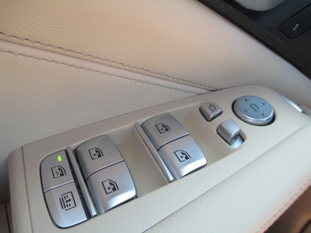 Used 2022 BMW X7 xDrive40i w/ Premium Package image 26