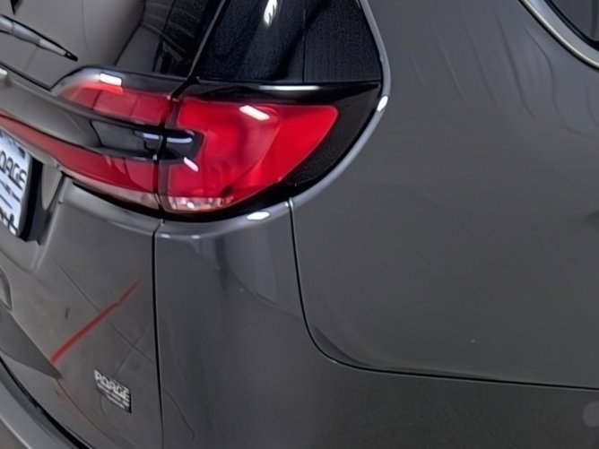 Used 2022 Chrysler Pacifica Touring-L image 13