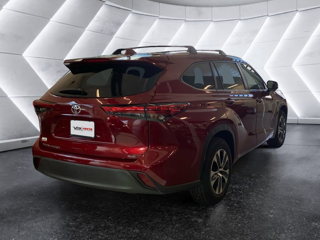 Used 2023 Toyota Highlander XLE image 4