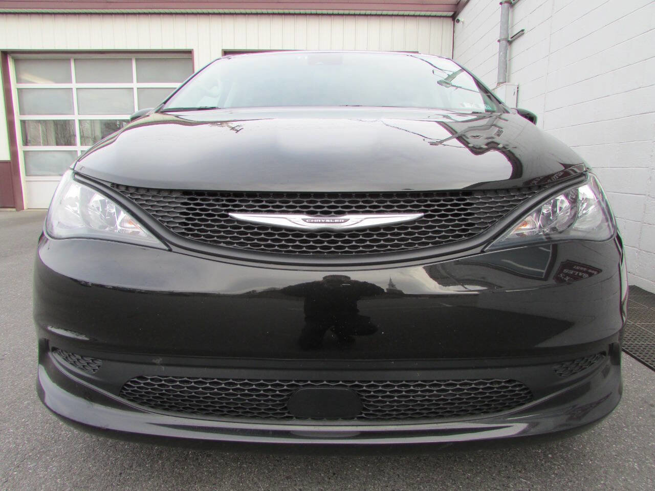 Used 2023 Chrysler Voyager LX image 2