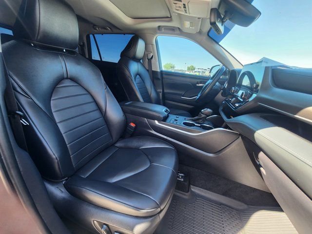 Used 2025 Toyota Highlander XLE image 20