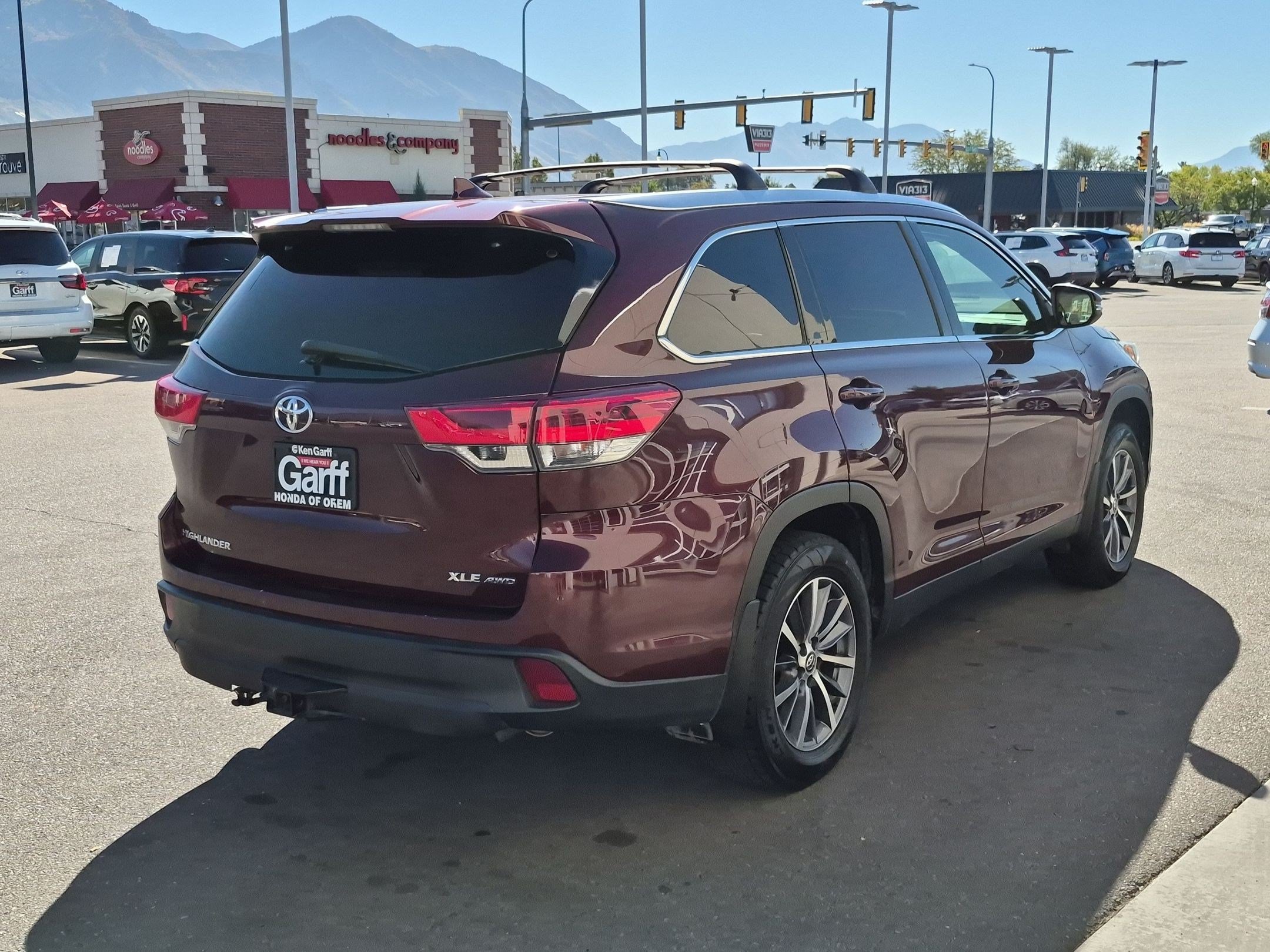 Used 2019 Toyota Highlander XLE AWD/4WD image 3