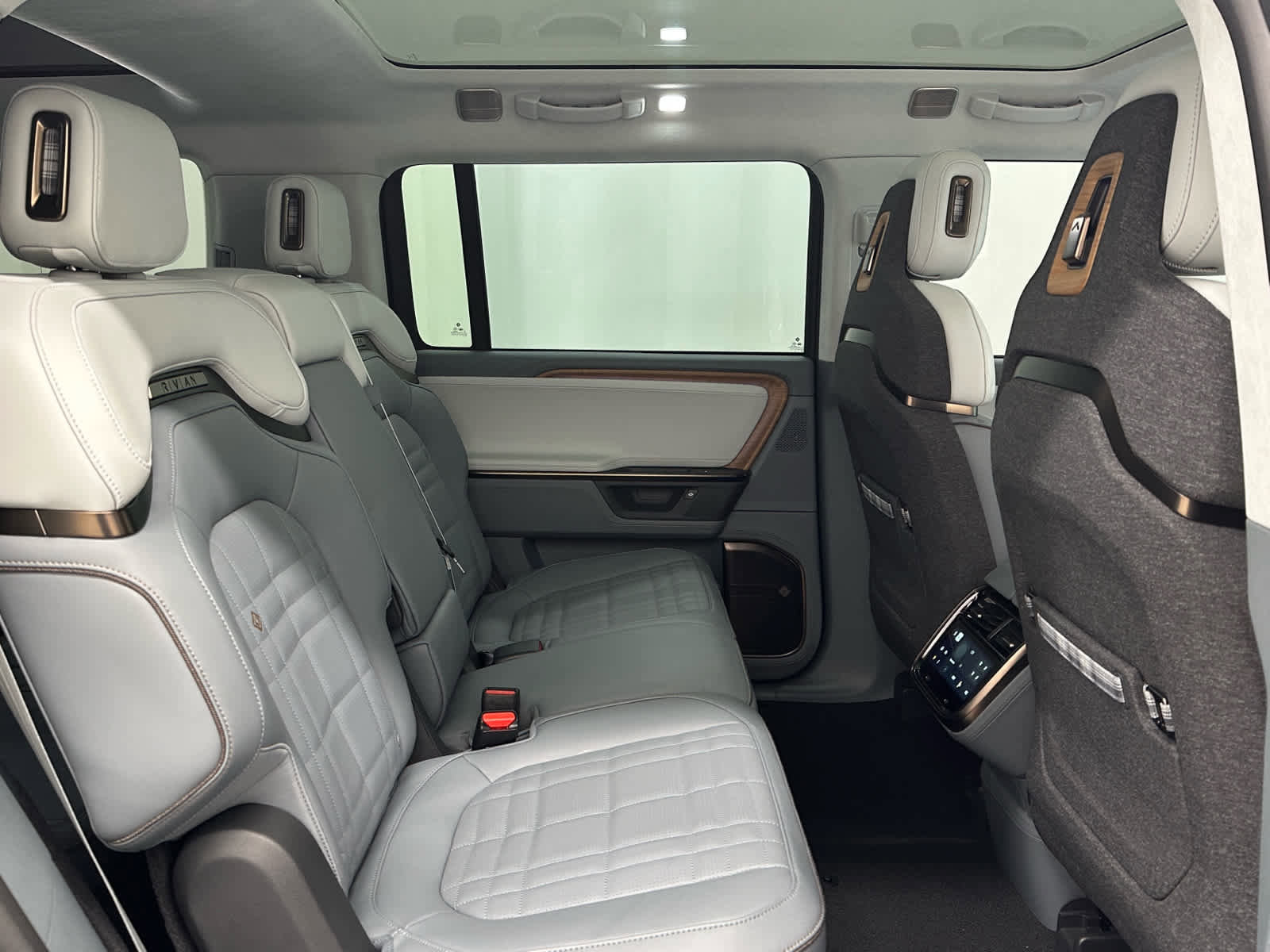 Used 2026 Rivian R1S Premium image 22