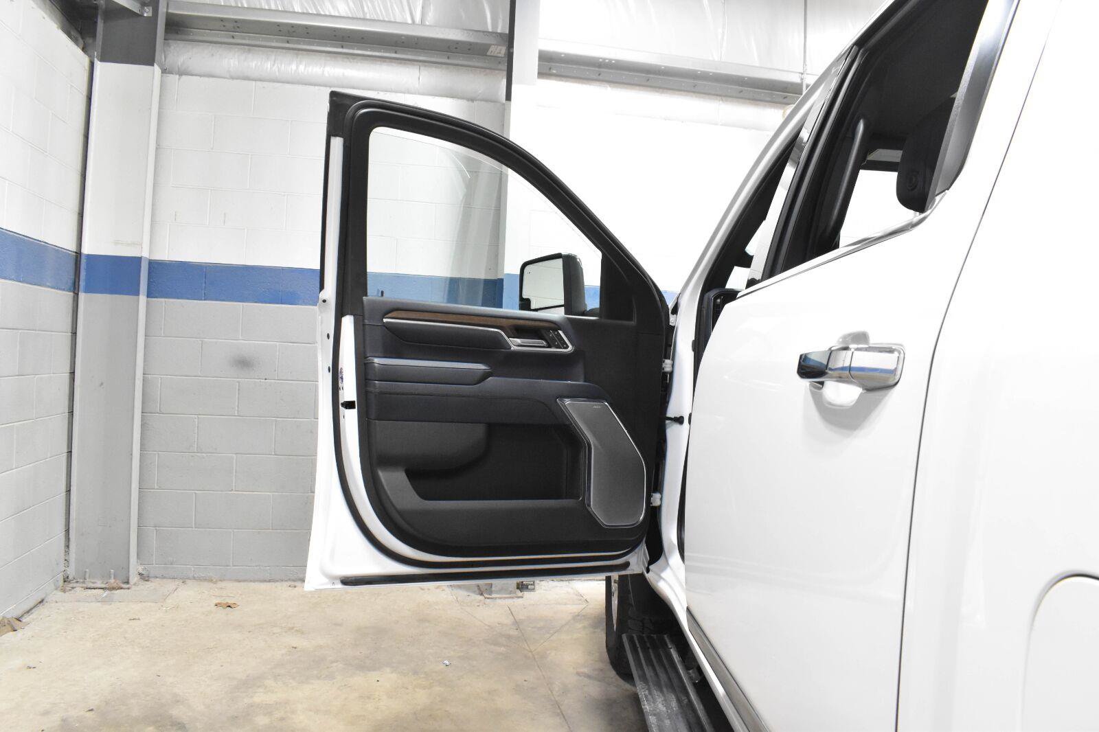 Used 2024 Chevrolet Silverado 3500 High Country w/ High Country Premium Package AWD/4WD image 9