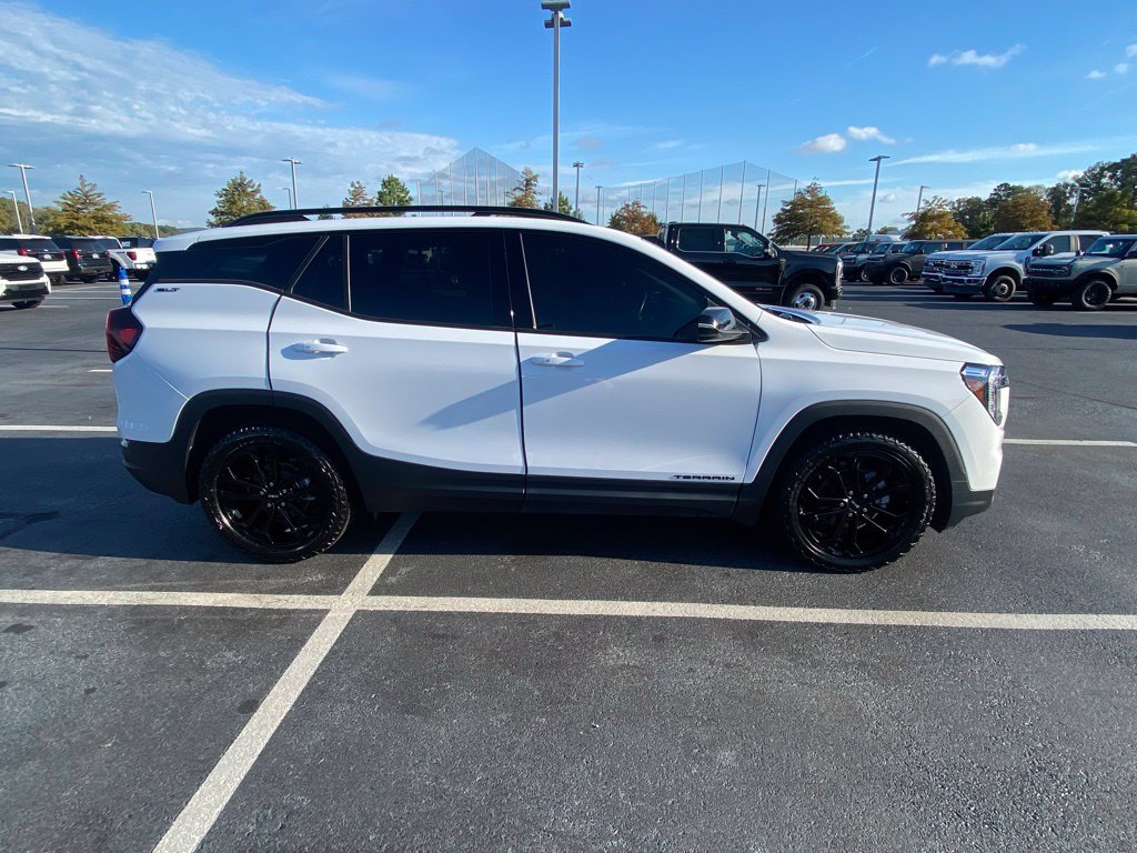 Used 2022 GMC Terrain SLT w/ Infotainment Package II FWD image 8