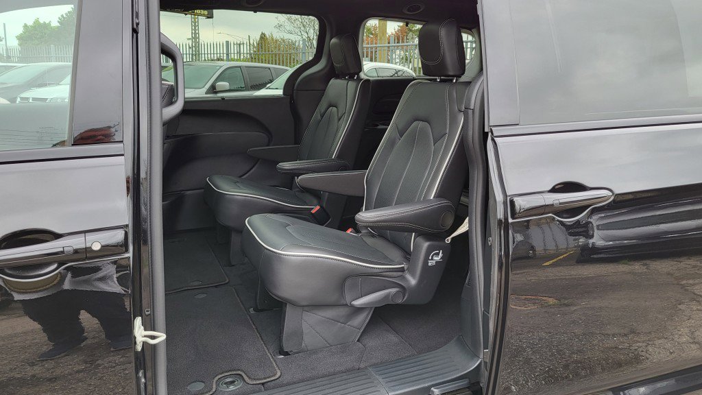 Used 2024 Chrysler Pacifica Limited w/ Uconnect Theater Family Group image 25