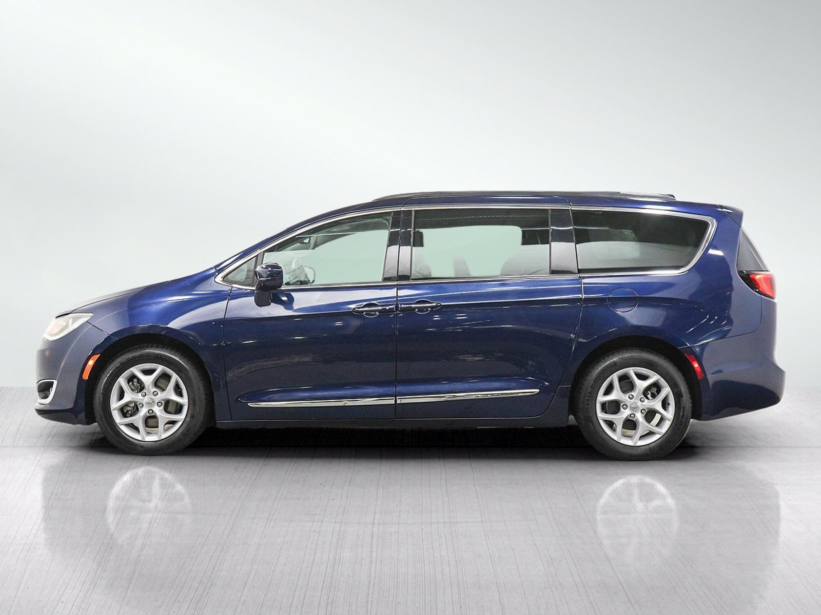 Used 2017 Chrysler Pacifica Touring-L FWD image 2