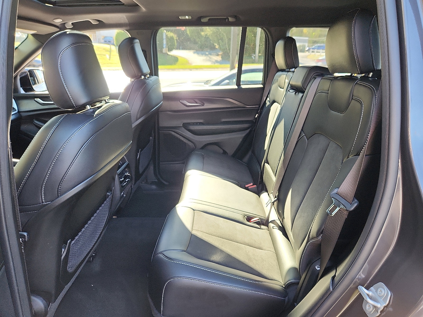 Certified 2025 Jeep Grand Cherokee Altitude image 10