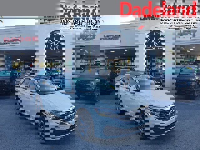 Used 2023 Volkswagen Jetta SE w/ Panoramic Sunroof Package image 1