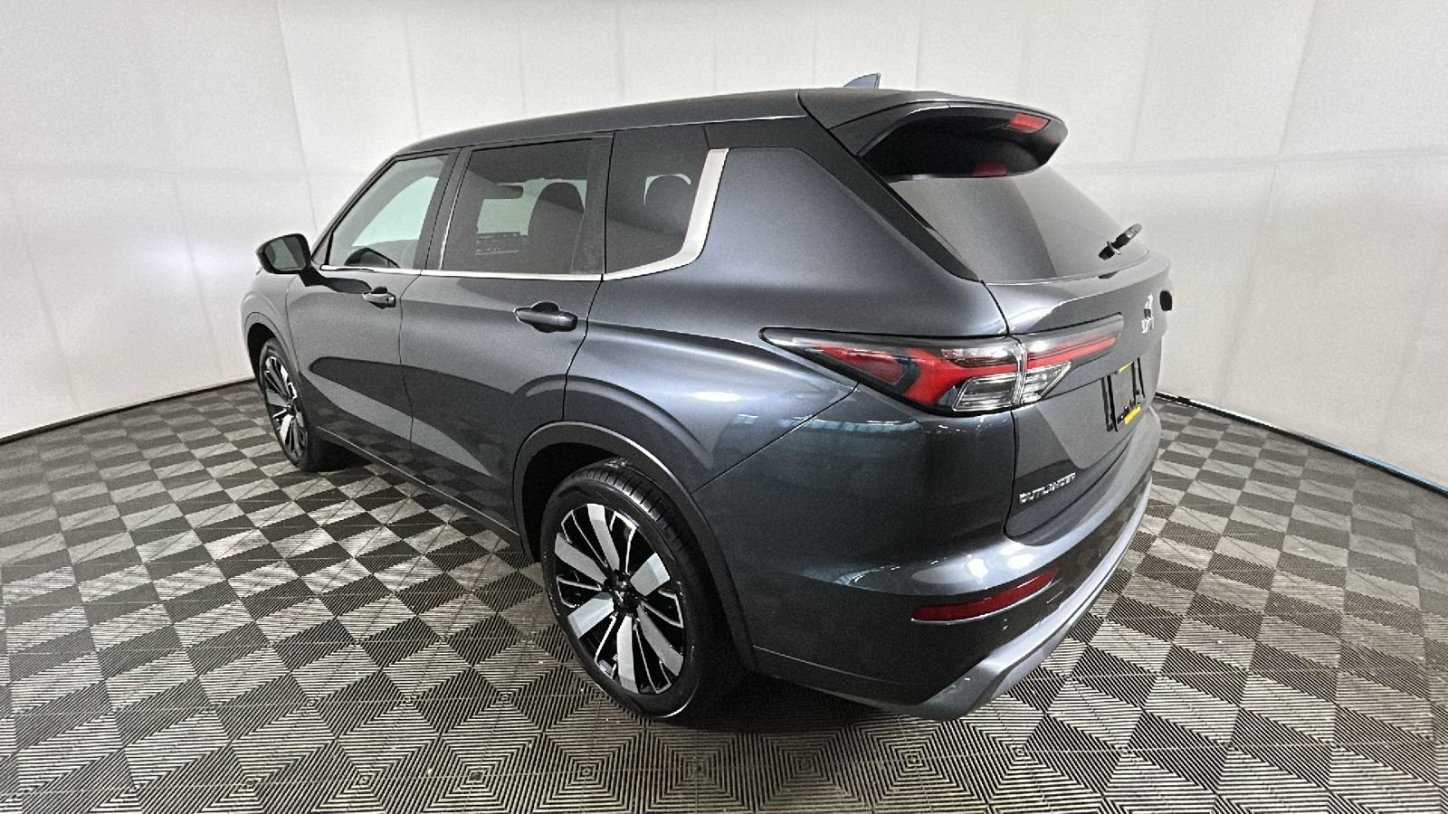 Used 2025 Mitsubishi Outlander SE AWD/4WD image 4