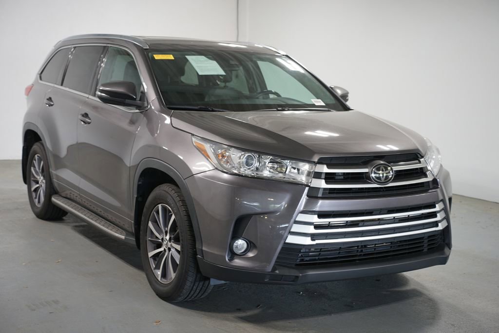 Used 2017 Toyota Highlander XLE image 3