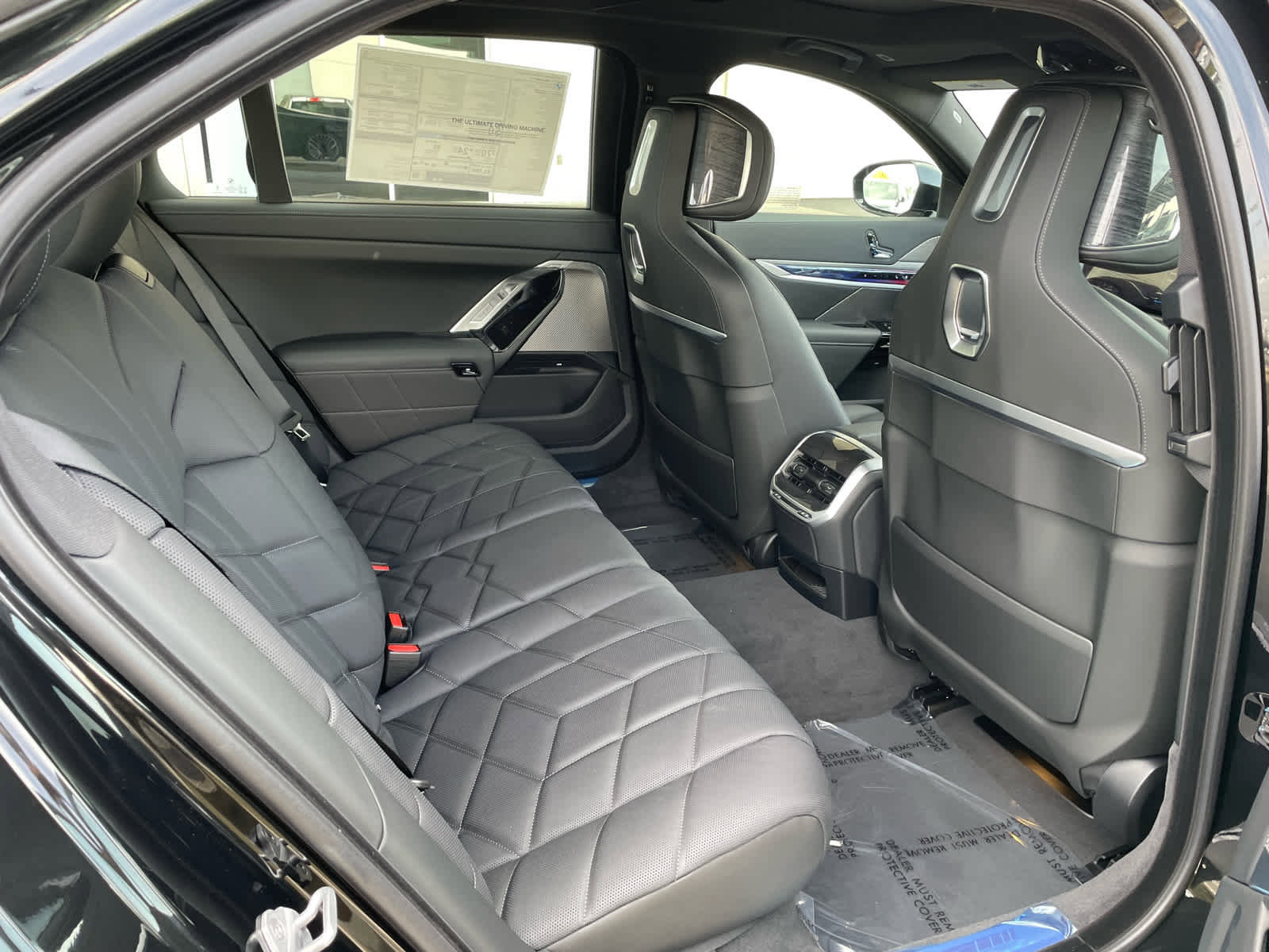 New 2026 BMW 750e xDrive w/ Executive Package image 9