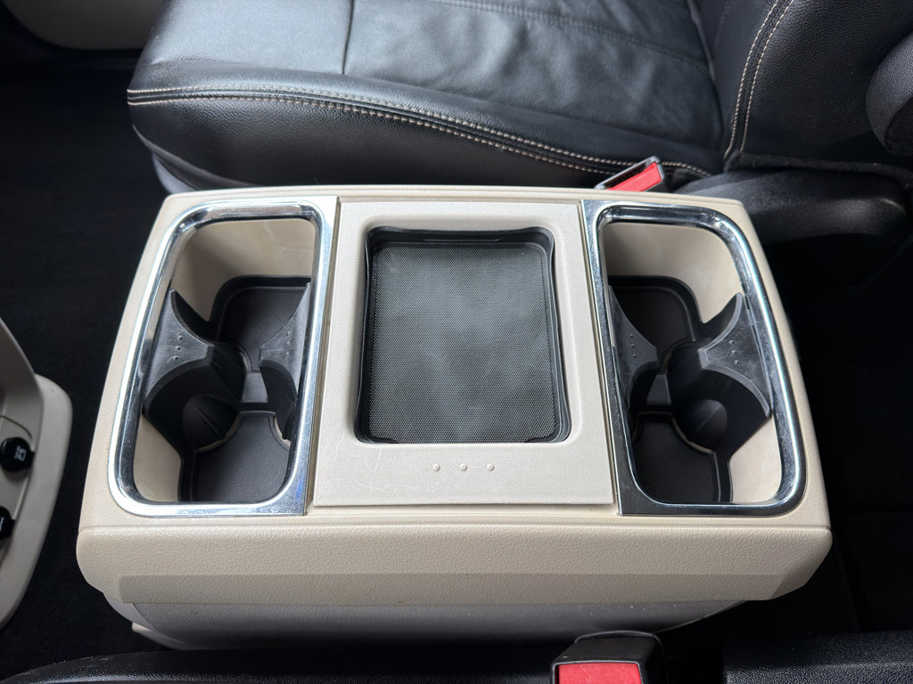 Used 2014 Chrysler Town & Country Touring image 30