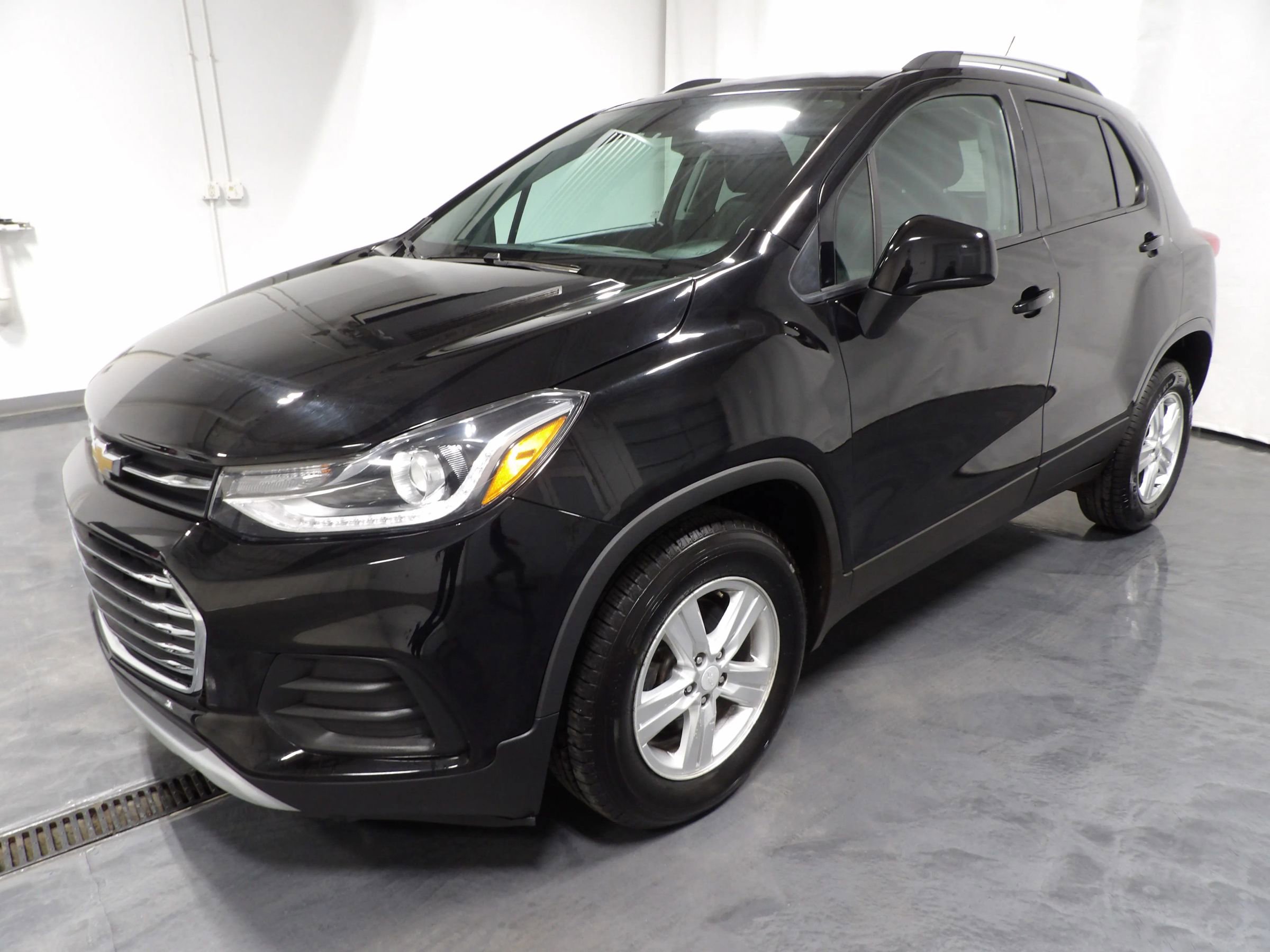 Used 2021 Chevrolet Trax LT w/ Premium Seat Package AWD/4WD image 3