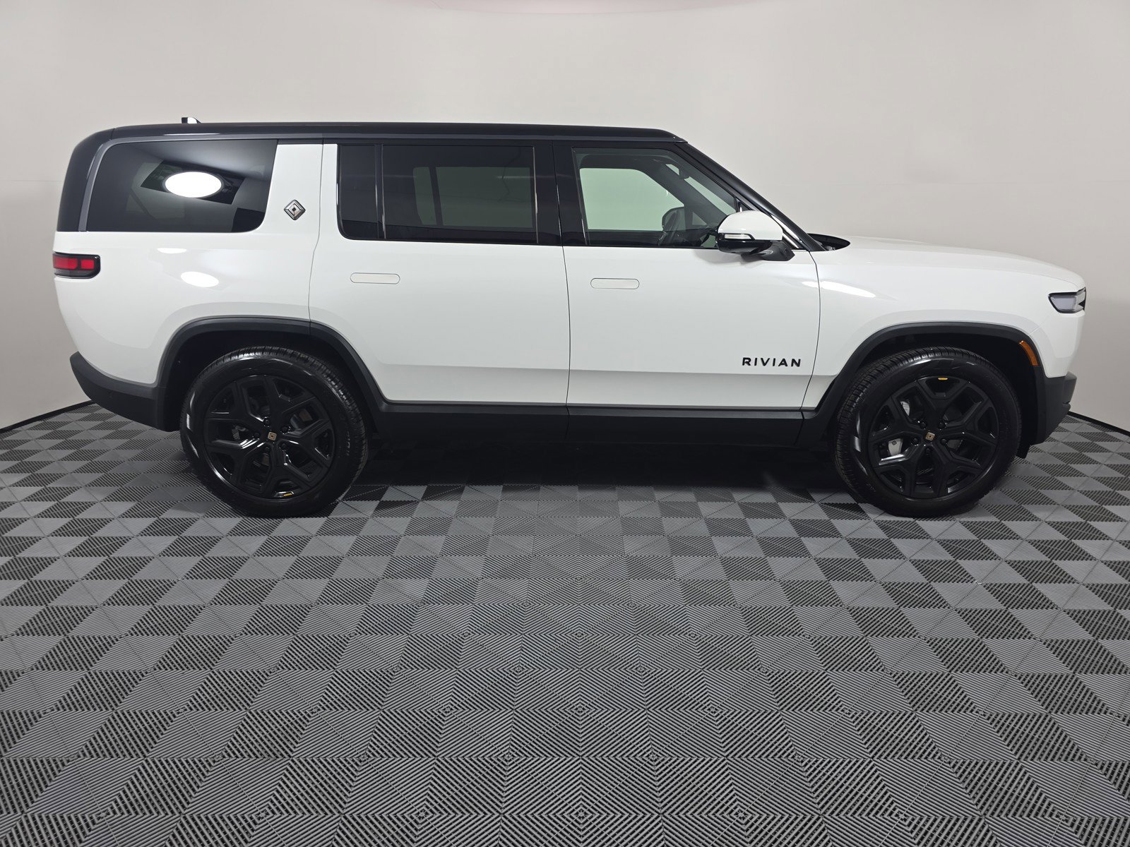 Used 2025 Rivian R1S Adventure AWD/4WD image 6