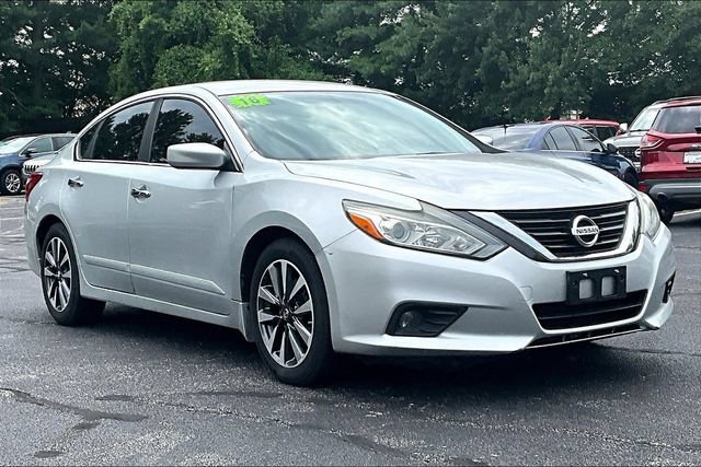 Used 2016 Nissan Altima 2.5 SV FWD image 2