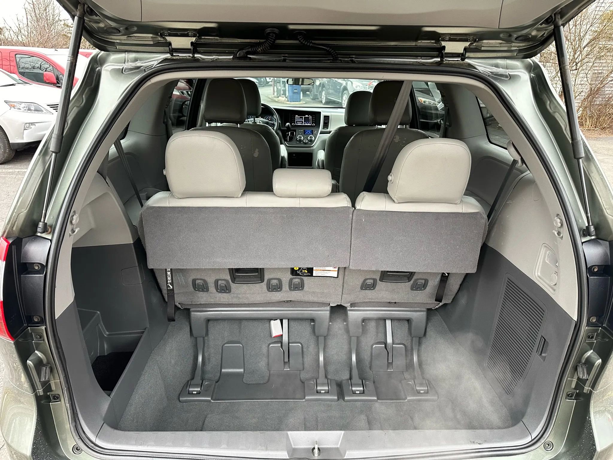 Used 2020 Toyota Sienna L image 30
