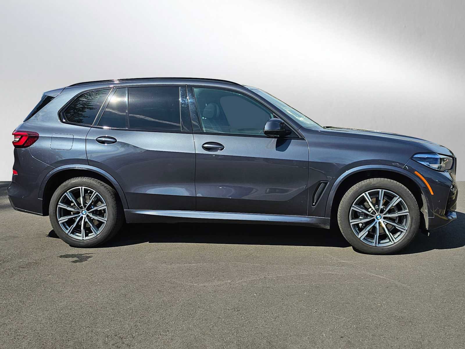 Used 2021 BMW X5 xDrive40i w/ M Sport Package image 2