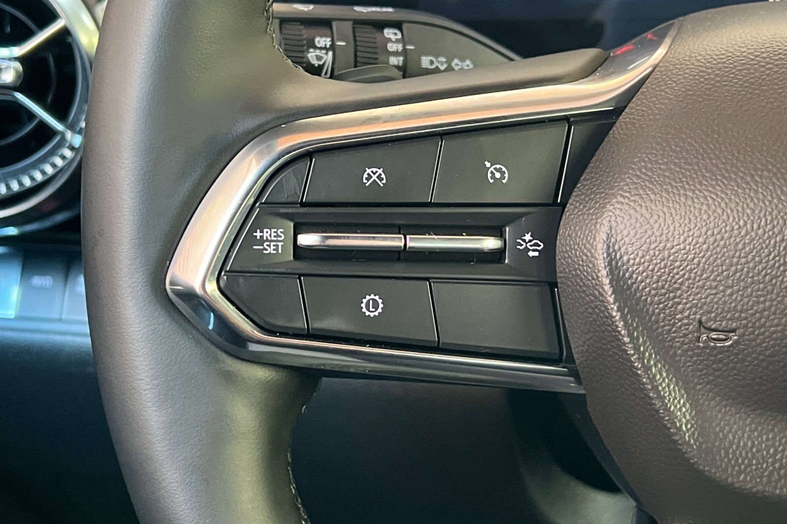 Used 2025 Chevrolet Equinox LT AWD/4WD image 32