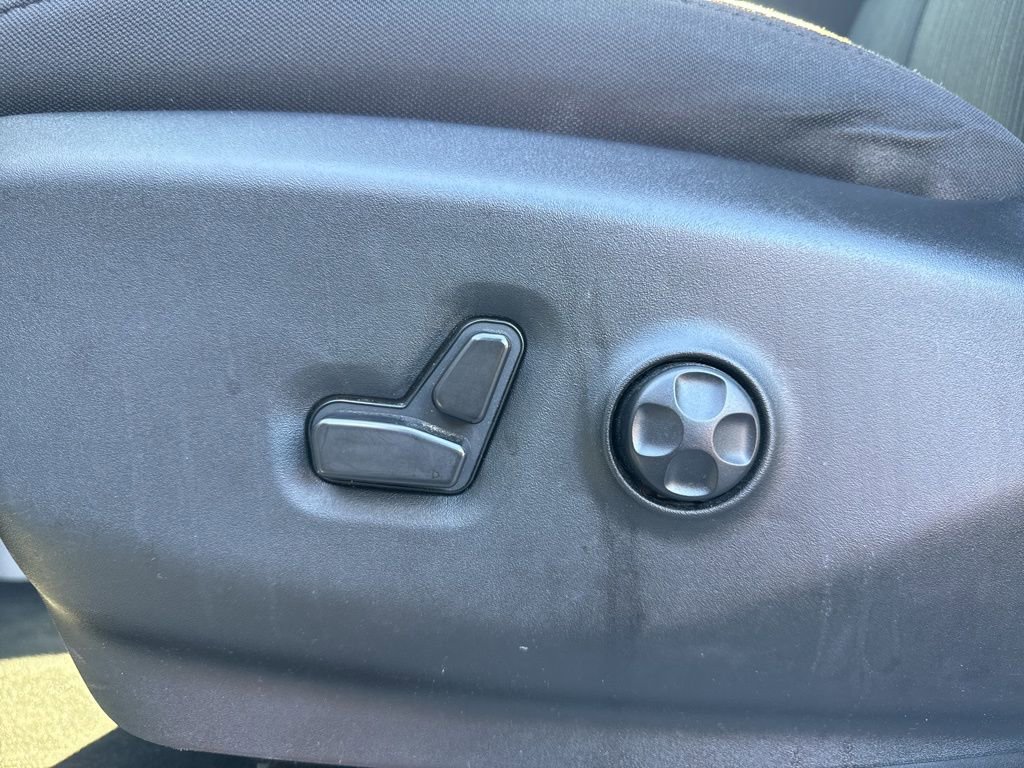 Used 2023 Chrysler Voyager LX image 12