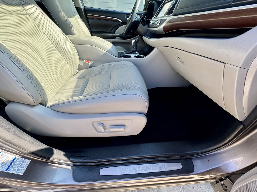 Used 2016 Toyota Highlander Limited image 22