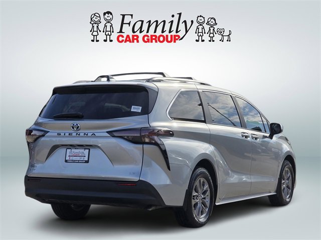 Used 2025 Toyota Sienna LE image 4