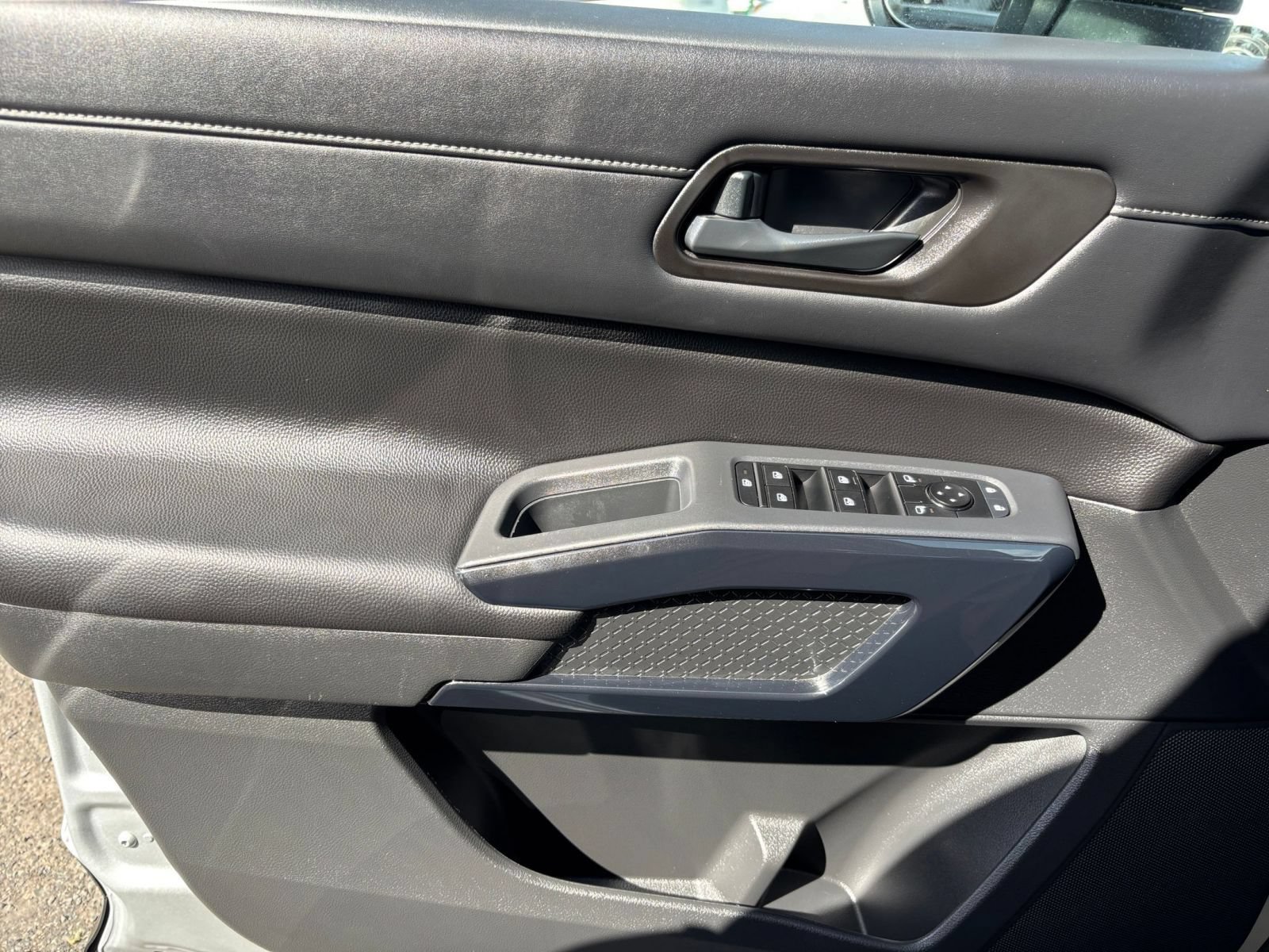 Used 2025 Nissan Pathfinder SV FWD image 18