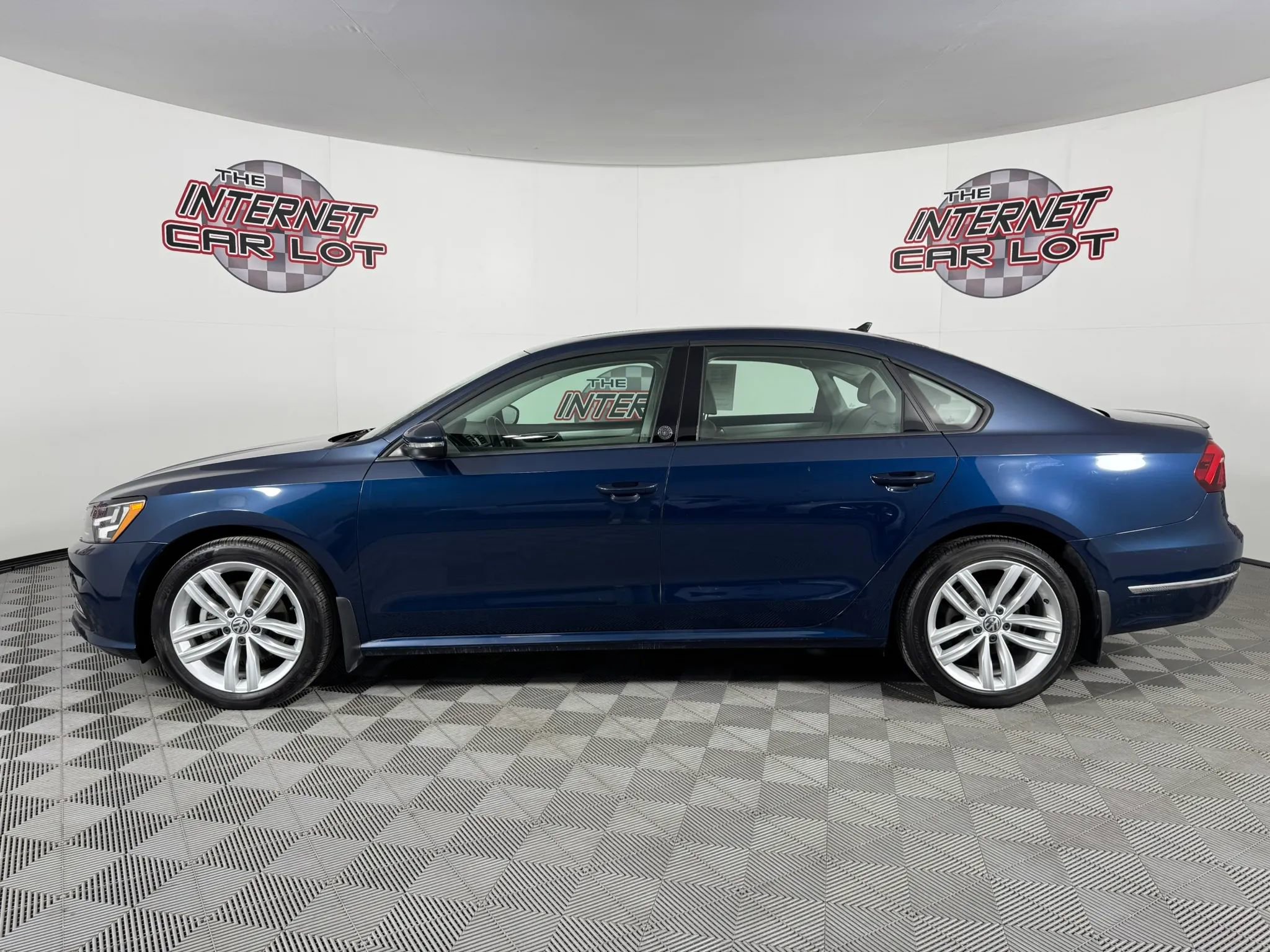 Used 2019 Volkswagen Passat 2.0T Wolfsburg w/ Wheels & Sunroof Package image 4