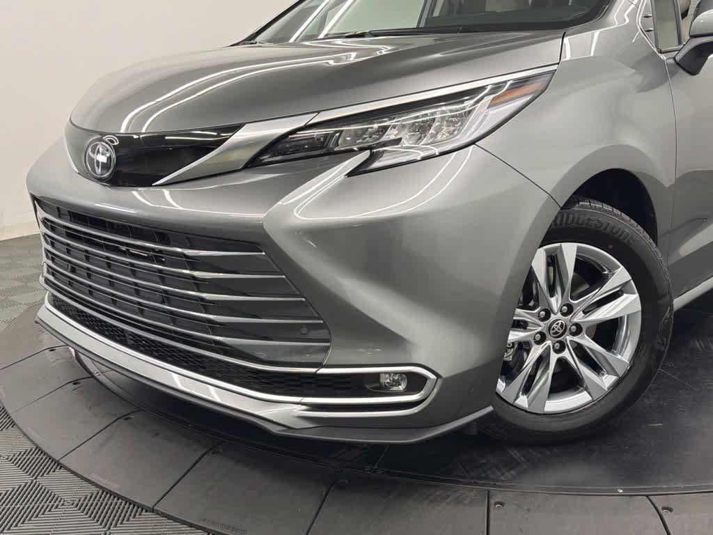 Used 2026 Toyota Sienna Limited FWD image 4