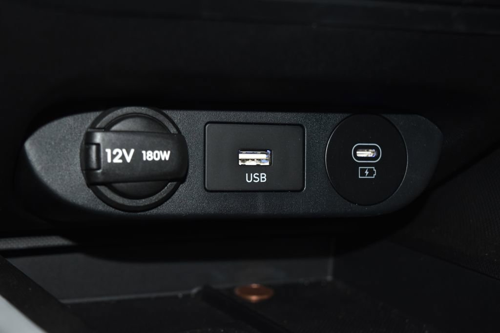 Used 2025 Hyundai Elantra Limited image 16