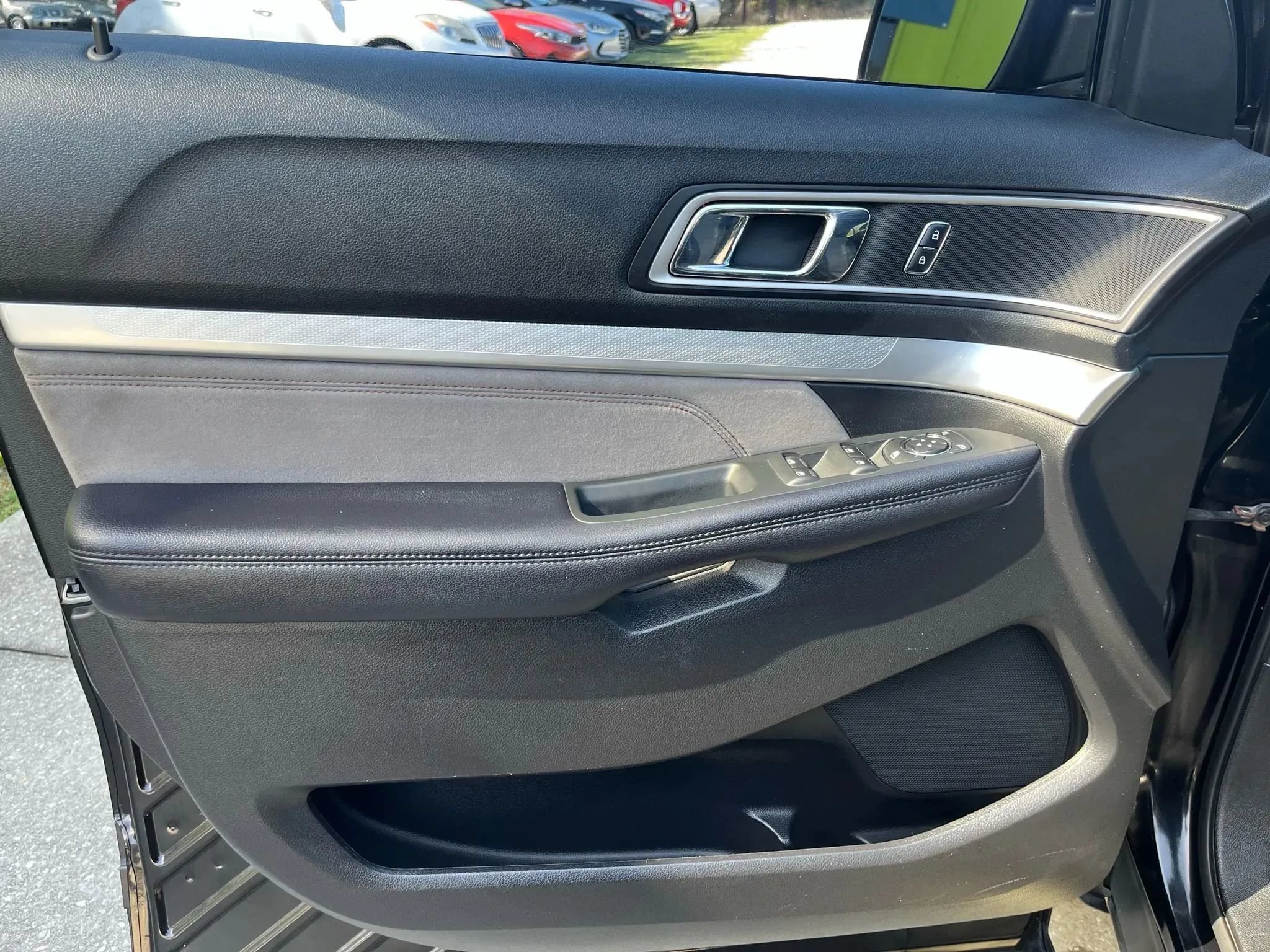 Used 2017 Ford Explorer XLT w/ Equipment Group 202A FWD image 19