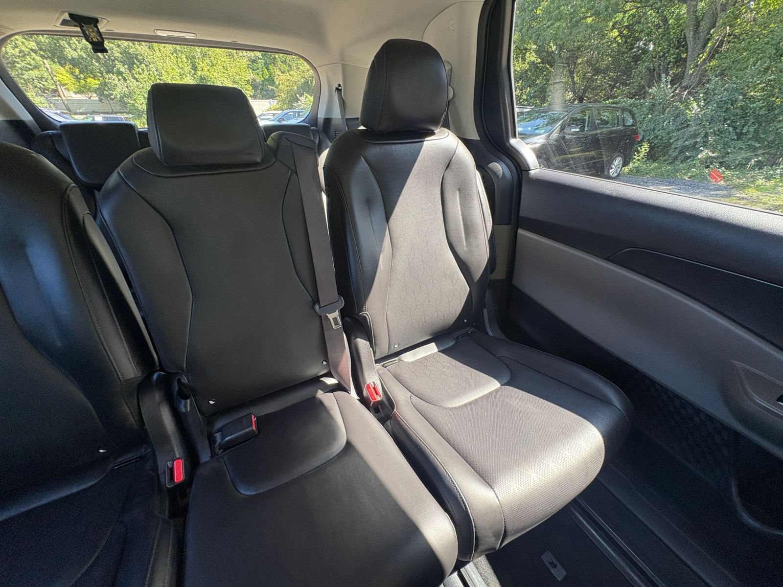 Used 2026 Kia Carnival FWD image 35