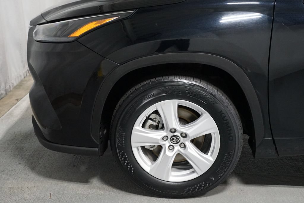 Certified 2024 Toyota Highlander LE FWD image 5
