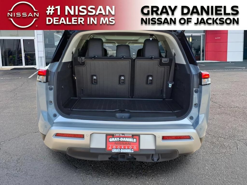 Certified 2025 Nissan Pathfinder Platinum FWD image 9
