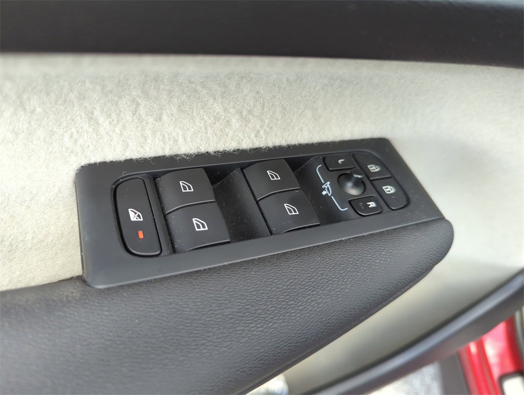 Used 2023 Volvo XC40 B4 Plus w/ Driver Assist Package image 30