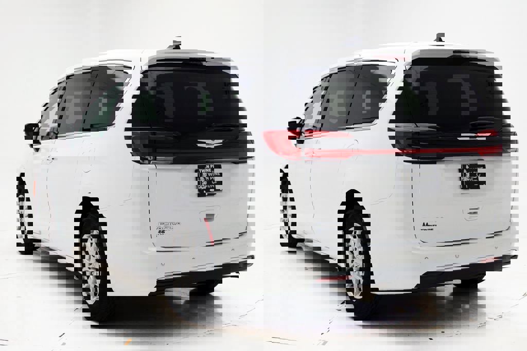 Used 2025 Chrysler Pacifica Select image 6