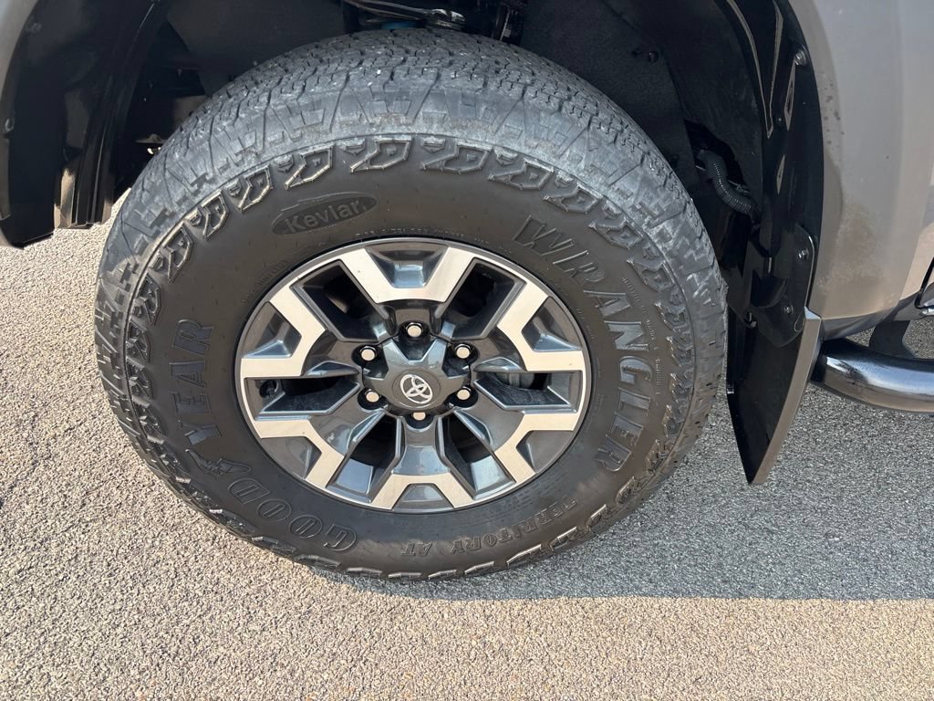 Used 2022 Toyota Tacoma TRD Off-Road AWD/4WD image 9